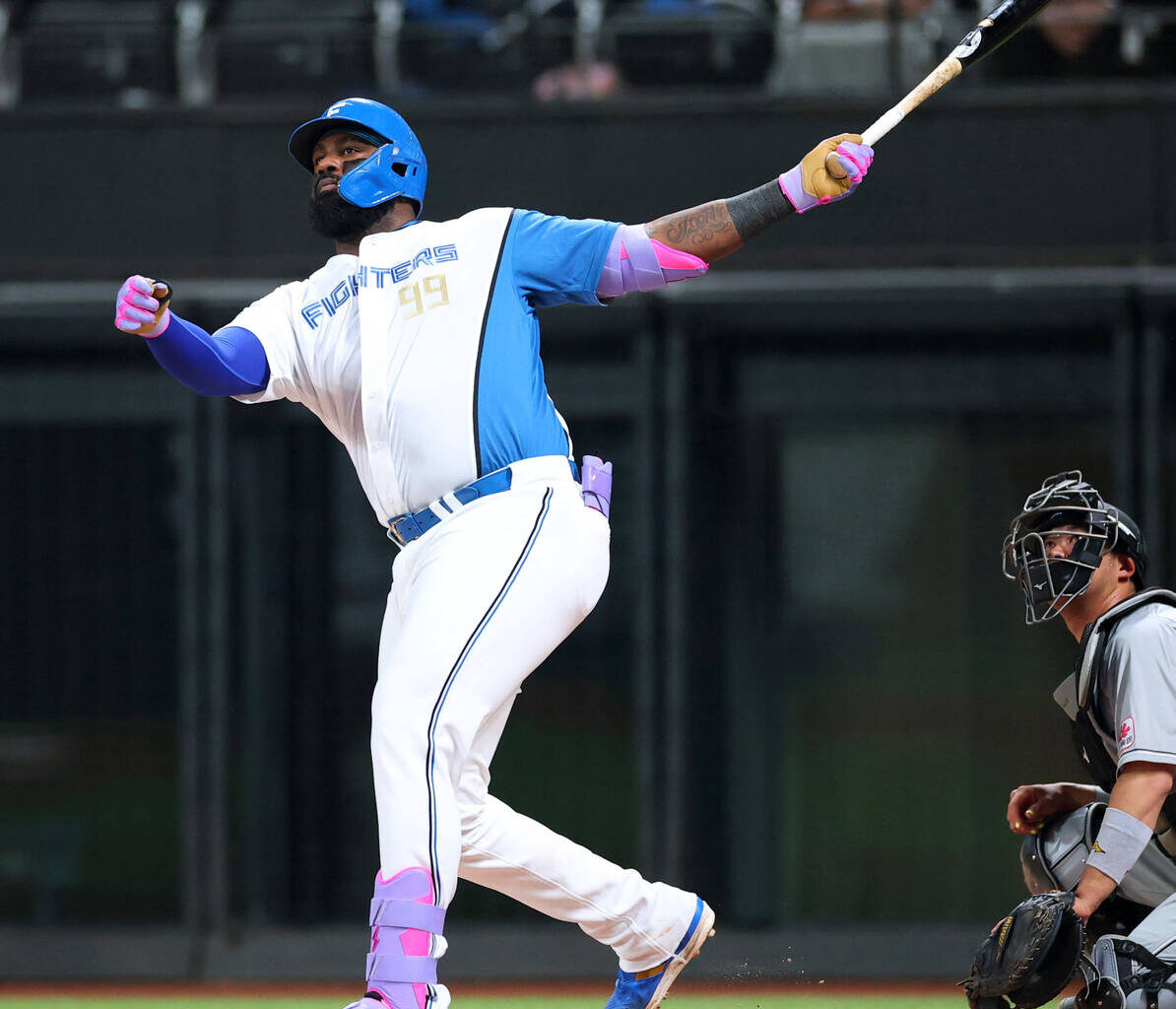 In the second inning with two outs, Reyes hits a solo Home Run run over left field, the second consecutive home run by a batter (Photo by Ryota Miyazaki).