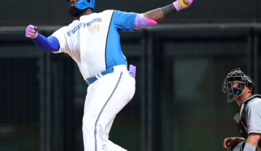 In the second inning with two outs, Reyes hits a solo Home Run run over left field, the second consecutive home run by a batter (Photo by Ryota Miyazaki).