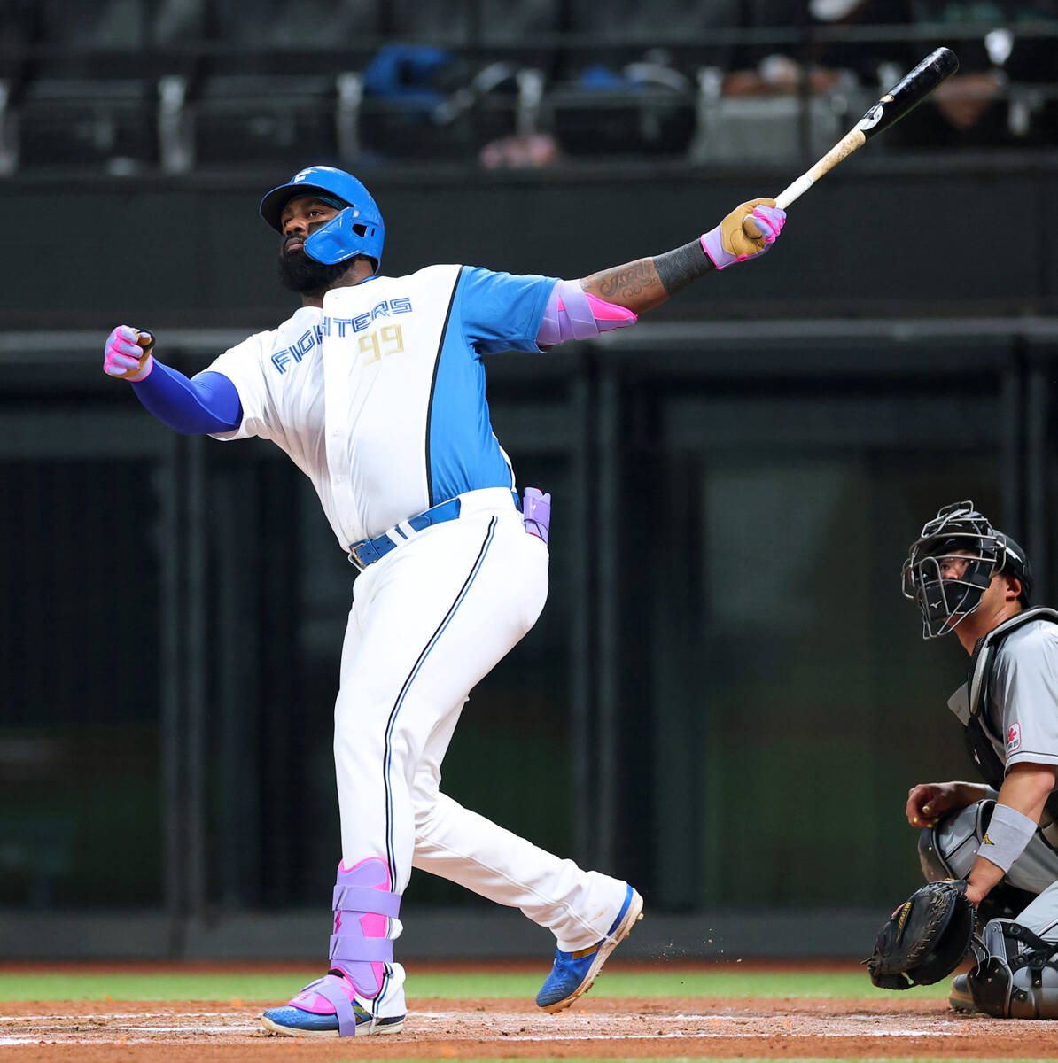 In the second inning with two outs, Reyes hits a solo Home Run run over left field, the second consecutive home run by a batter (Photo by Ryota Miyazaki).