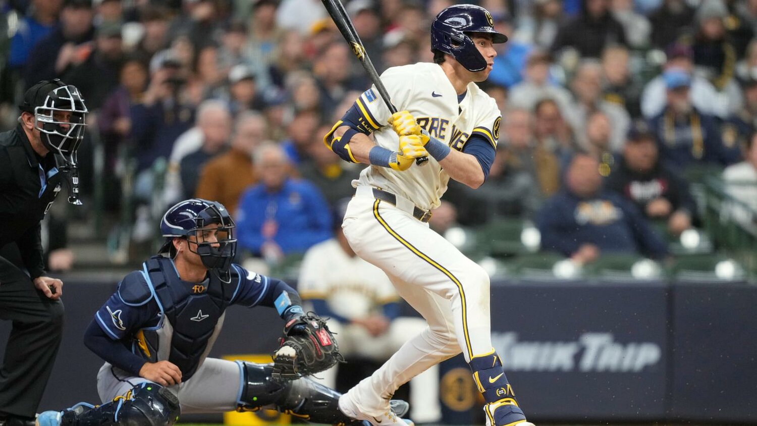 Milwaukee Brewers use 6-run 8th inning to power past Tampa Bay Rays 8-2