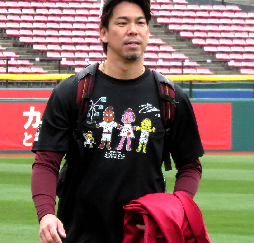 Rakuten Eagles Kenta Maeda participated in pre-game practice wearing a