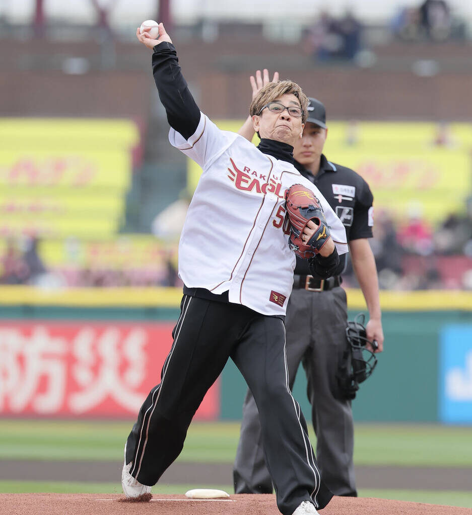 Koichi Yamadera throws the ceremonial first pitch (Photo by Kento Yamazaki)