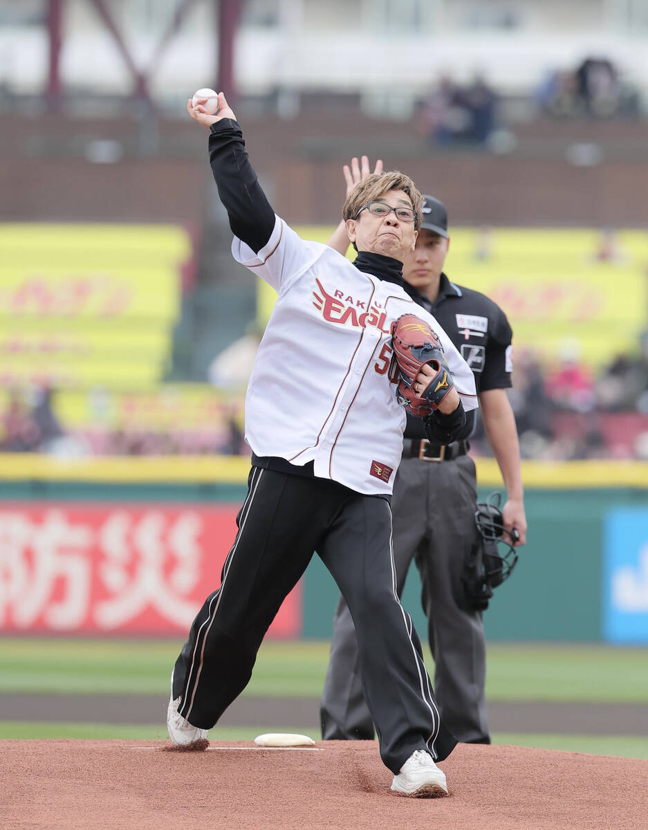 Koichi Yamadera throws the ceremonial first pitch (Photo by Kento Yamazaki)