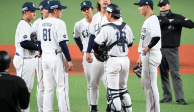 In the sixth inning with no outs, Seibu Lions Lions players gather around mound Kosei Takahashi (center) after he gave up the first run (Photo by Miyoko Tonsho).