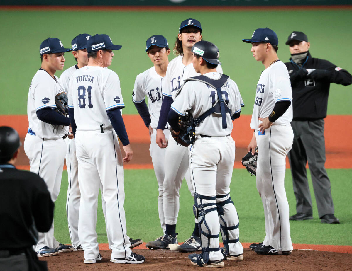 In the sixth inning with no outs, Seibu Lions Lions players gather around mound Kosei Takahashi (center) after he gave up the first run (Photo by Miyoko Tonsho).