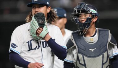 Starting pitcher Kosei Takahashi (left) and catcher Taiga Kojima returning to the dugout (Photo by Miyoko Tonsho)