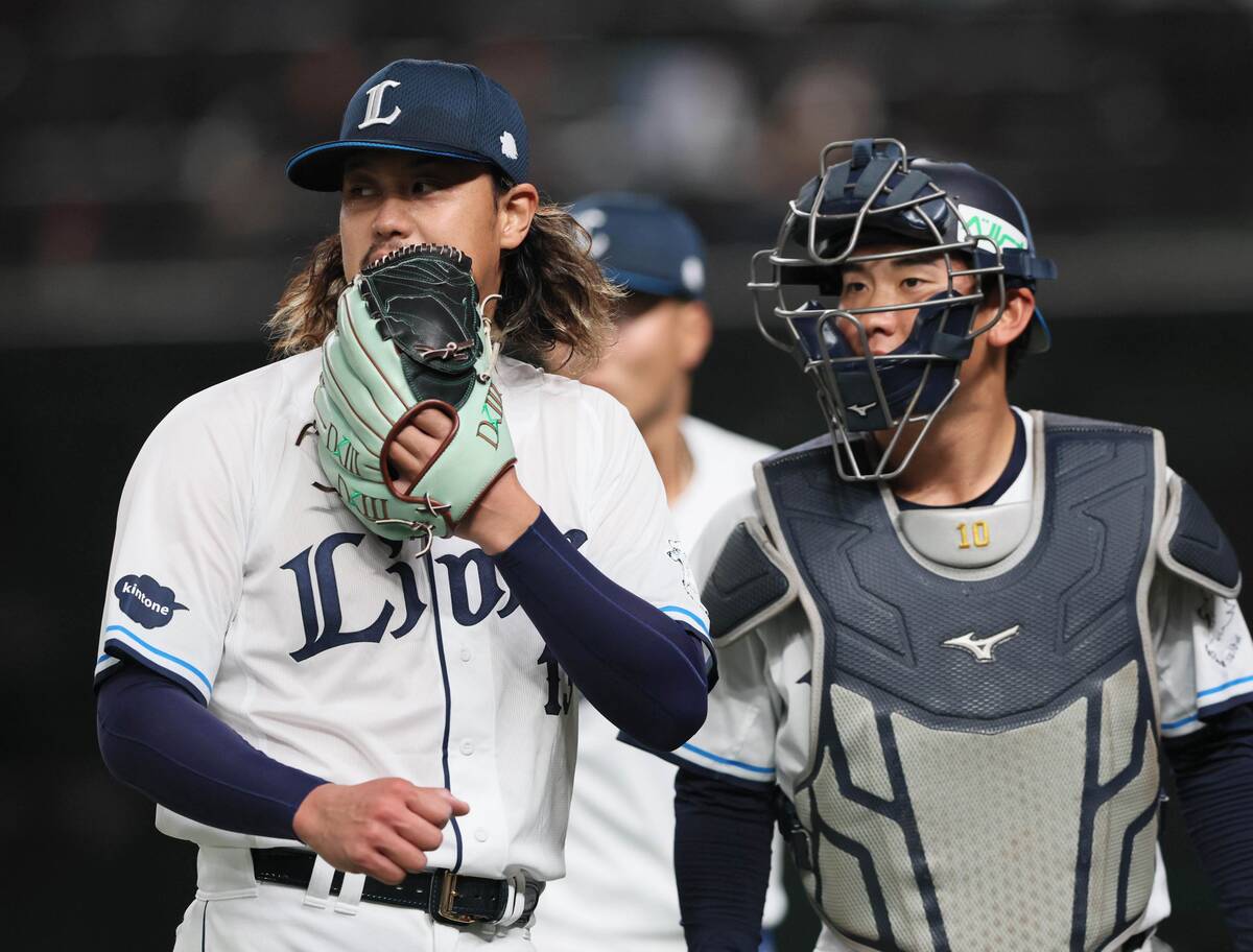 Starting pitcher Kosei Takahashi (left) and catcher Taiga Kojima returning to the dugout (Photo by Miyoko Tonsho)