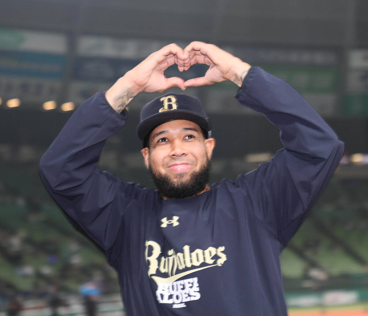 Orix Buffaloes' Espinoza responds to fans' cheers with a heart symbol (Photo by Miyoko Tonsho)
