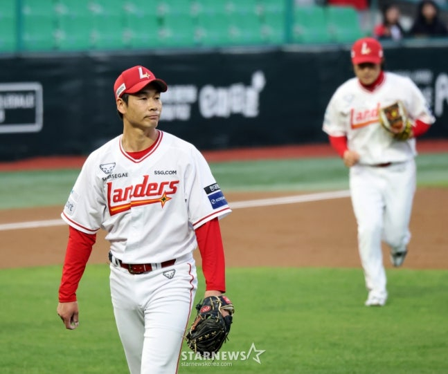 SSG Landers Asian quarter pitcher Shota Takeda is heading to the dugout with a regretful look after the first inning at home against the Kiwoom Heroes on the 1st. /Photo = Senior Reporter Kang Young-jo
