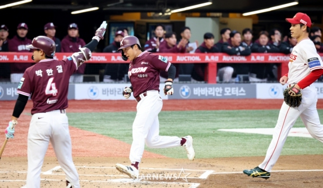 Takeda (right) is losing a point by throwing a wild pitch with the bases loaded in the top of the first inning. /Photo = Senior Reporter Kang Young-jo