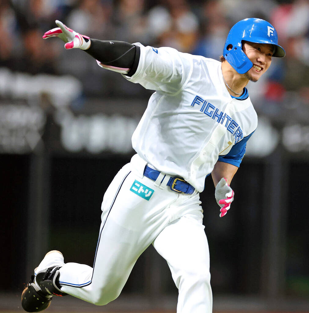 In the third inning, with two outs and runners on first and third base, Haruki Nishikawa hit a timely single to right field. (Photo by Ryota Miyazaki)