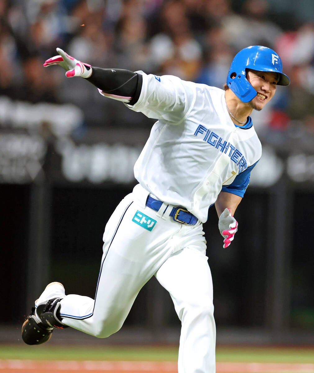 In the third inning, with two outs and runners on first and third base, Haruki Nishikawa hit a timely single to right field. (Photo by Ryota Miyazaki)