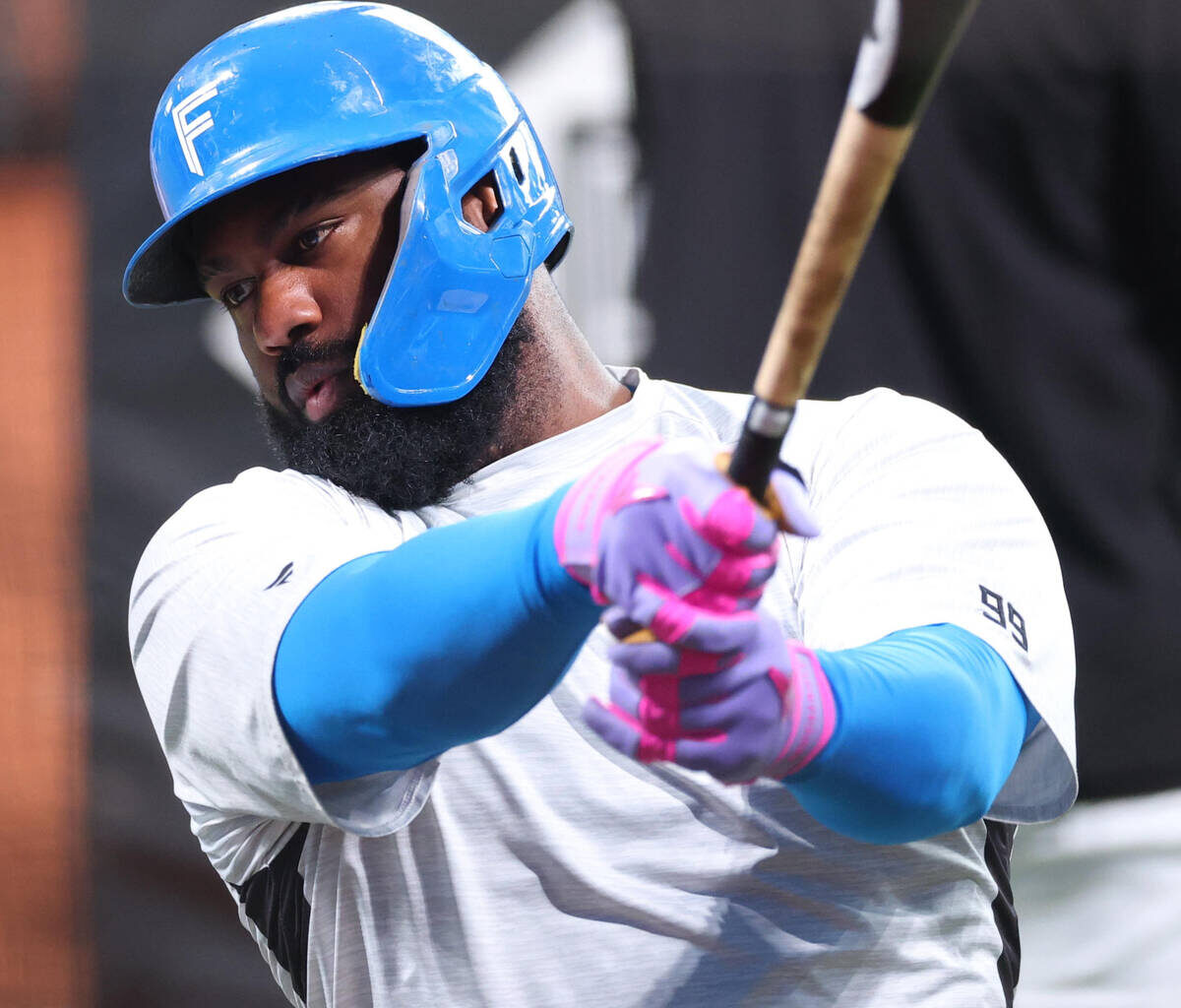 Reyes practicing batting (Photo by Ryota Miyazaki)