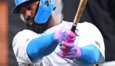 Reyes practicing batting (Photo by Ryota Miyazaki)