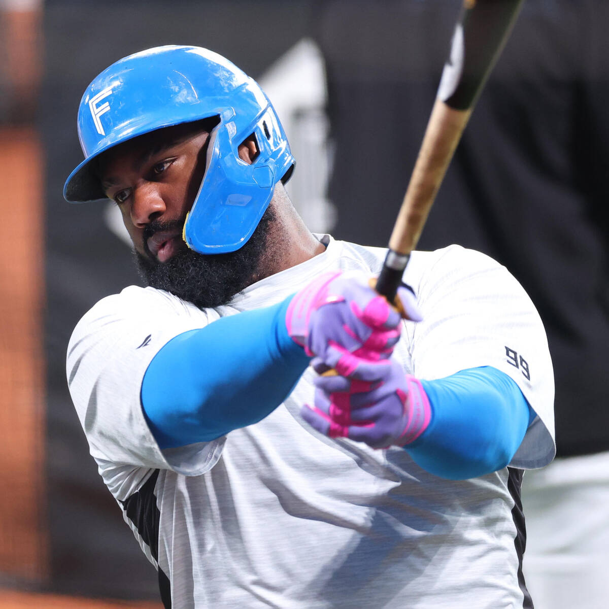 Reyes practicing batting (Photo by Ryota Miyazaki)