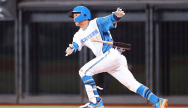 In the bottom of the 6th inning with two outs and a runner on second base, Nippon-Ham