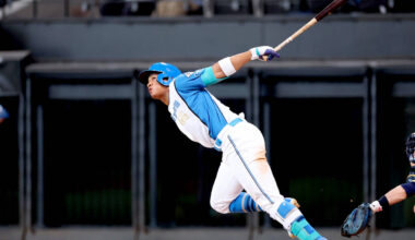 In the 7th inning, with two outs and runners on first and second base, Manami hits a go-ahead three-run homer over left field (Photo by Ryota Miyazaki).