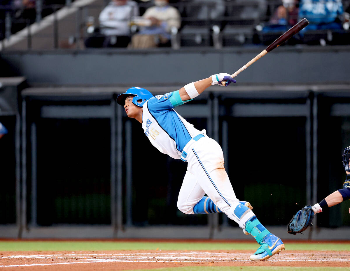 In the 7th inning, with two outs and runners on first and second base, Manami hits a go-ahead three-run homer over left field (Photo by Ryota Miyazaki).