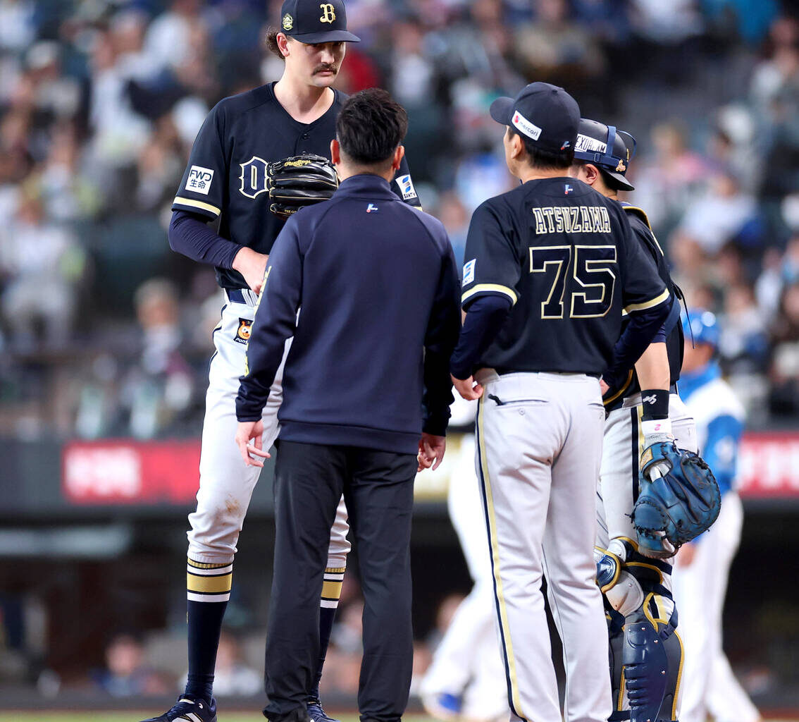 In the 5th inning, with one out and runners on mound base, Orix Buffaloes players gather around pitcher Jerry (Photo by Ryota Miyazaki).