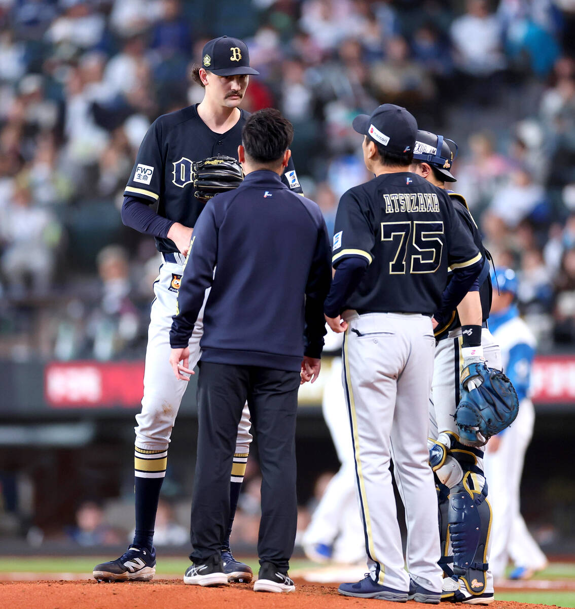 In the 5th inning, with one out and runners on mound base, Orix Buffaloes players gather around pitcher Jerry (Photo by Ryota Miyazaki).