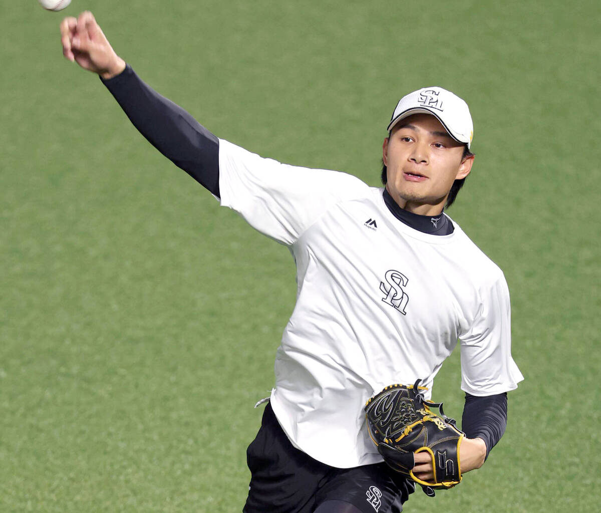 Hsu Jo-Hsi playing catch (Photo by Haruko Yoshimura)