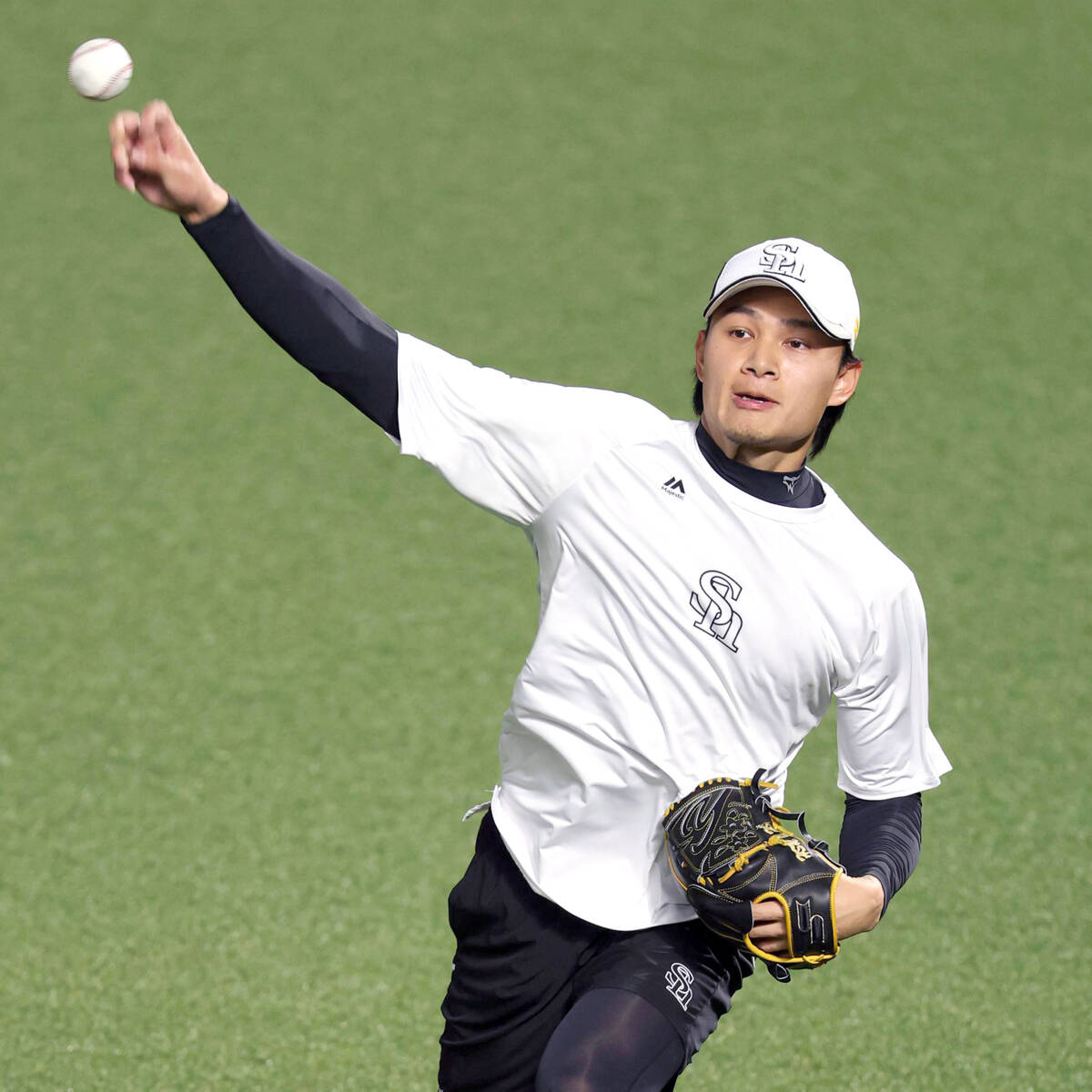 Hsu Jo-Hsi playing catch (Photo by Haruko Yoshimura)