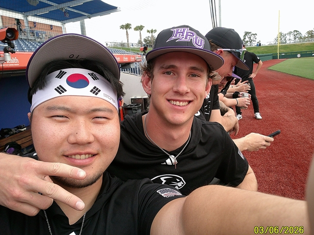 Seo-joon (left) taking a photo with teammates. /Photo=High Point University Official SNS