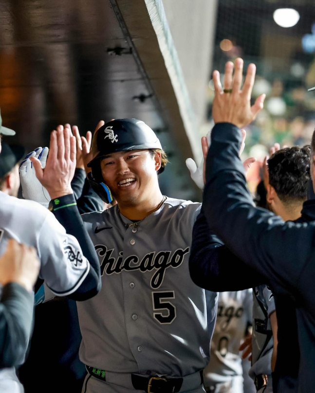 Munetaka Murakami of the Chicago White Sox is greeted by teammates in the dugout after hitting a walk-off grand slam in the bottom of the 7th inning during a 2026 MLB road game against the Athletics at Sutter Health Park in Sacramento, California, on the 18th. /Photo=Chicago White Sox Official SNS