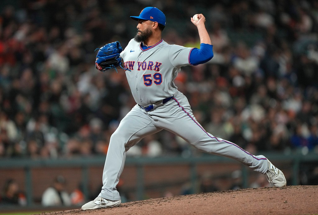 Sean Manaea #59 of the New York Mets pitches against the San Francisco Giants in the bottom of the fifth inning at Oracle Park on April 02, 2026 in San Francisco.