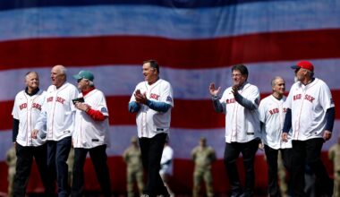 Before the home opener, two dozen players from the Red Sox’ 1986 American League champions emerged from the Green Monster and walked to the infield to steady applause.