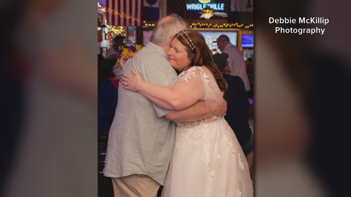 Pair of Chicago Cubs superfans tie the knot at Cubs bar on opening day