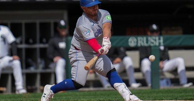 Blue Jays place catcher Alejandro Kirk on injured list with fractured thumb | National Sports