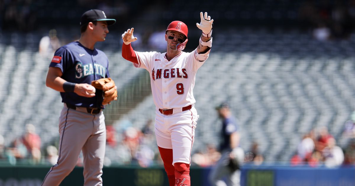 Sloppy Mariners drop series finale vs. Angels in extra innings