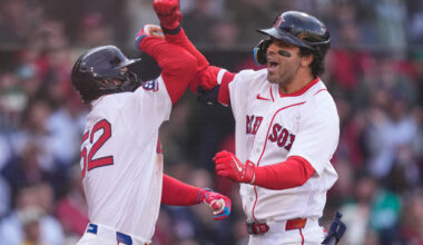 Mookie Betts leaves the game in the 1st inning for the Dodgers with right lower back pain
