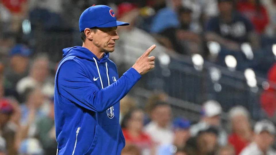 Chicago Cubs manager Craig Counsell (11) signals to the bullpen to make a pitching change© Eric Hartline-Imagn Images