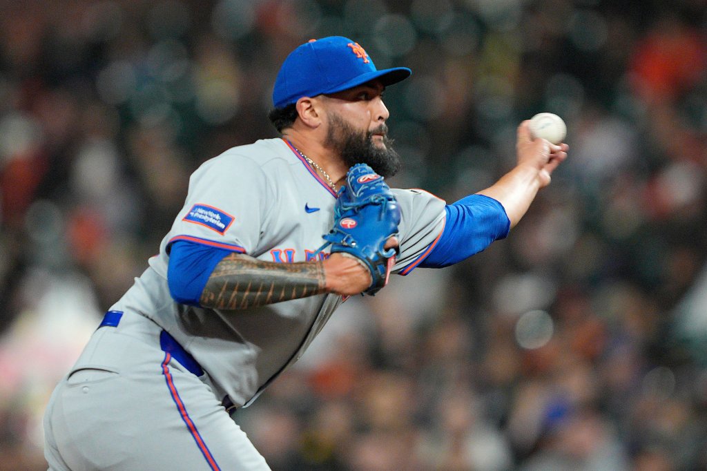 New York Mets pitcher Sean Manaea throws during the seventh inning