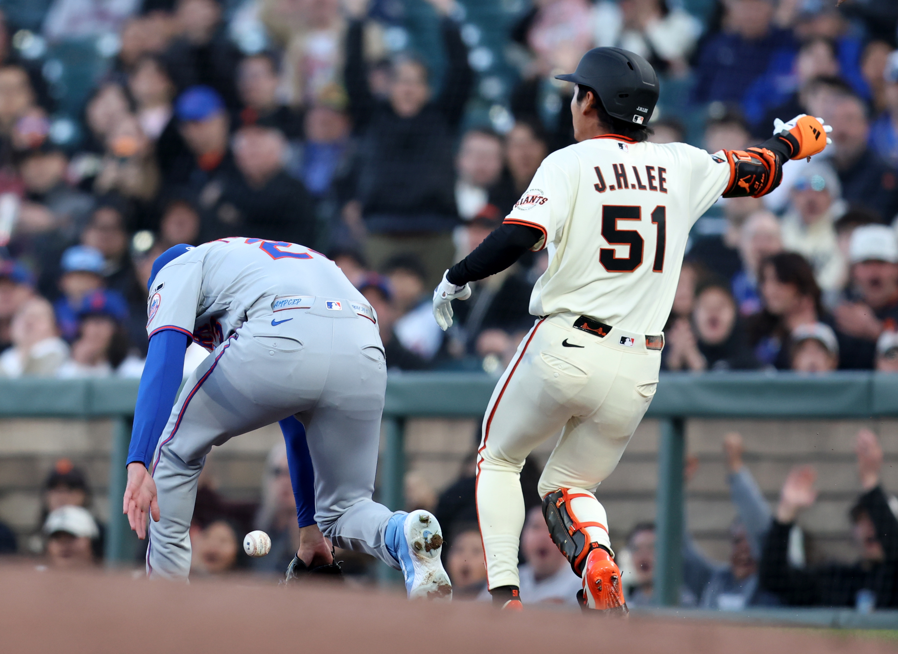 San Francisco Giants' Jung Hoo Lee #51 is safe at...