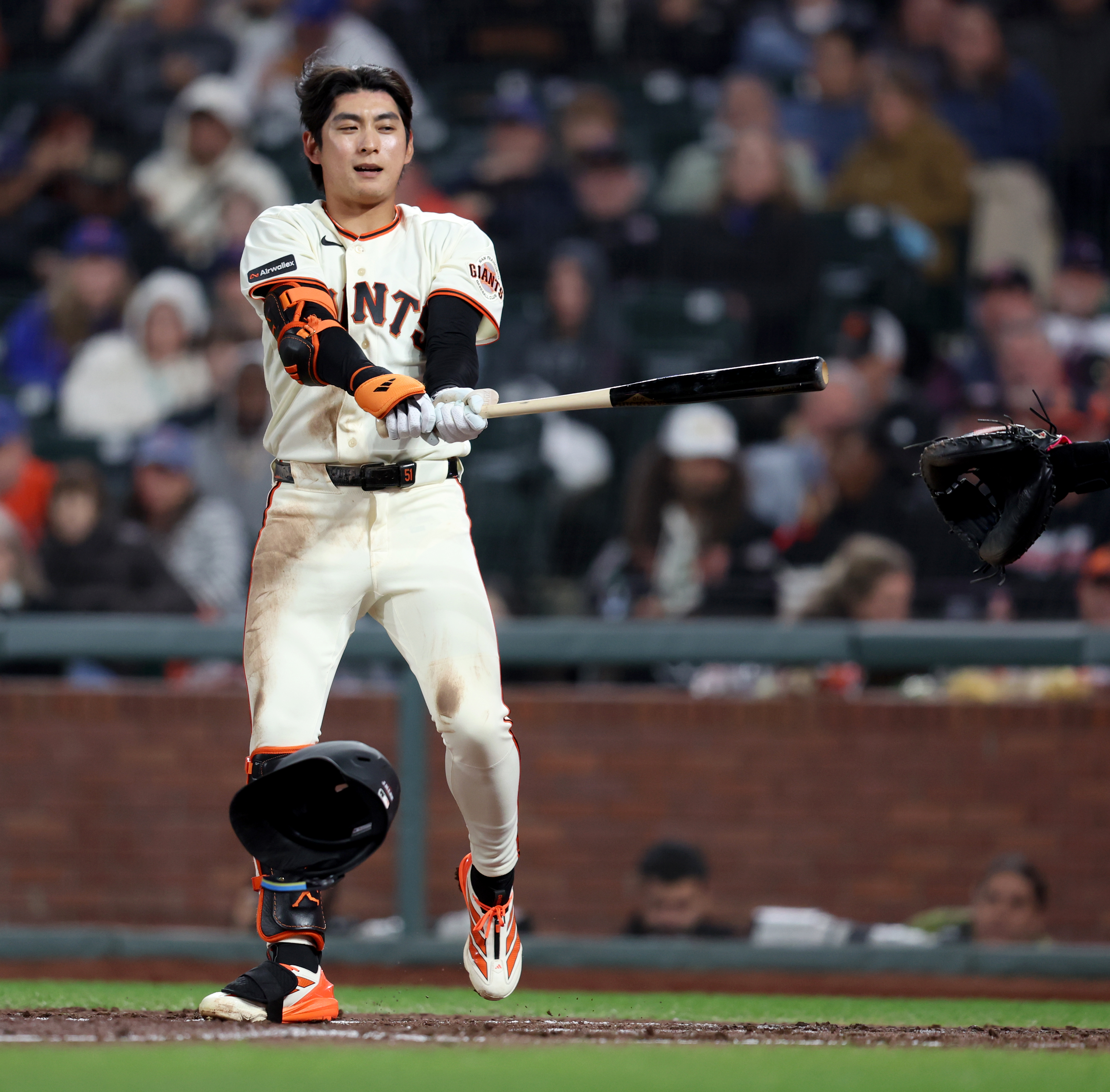 San Francisco Giants' Jung Hoo Lee #51 loses his helmet...
