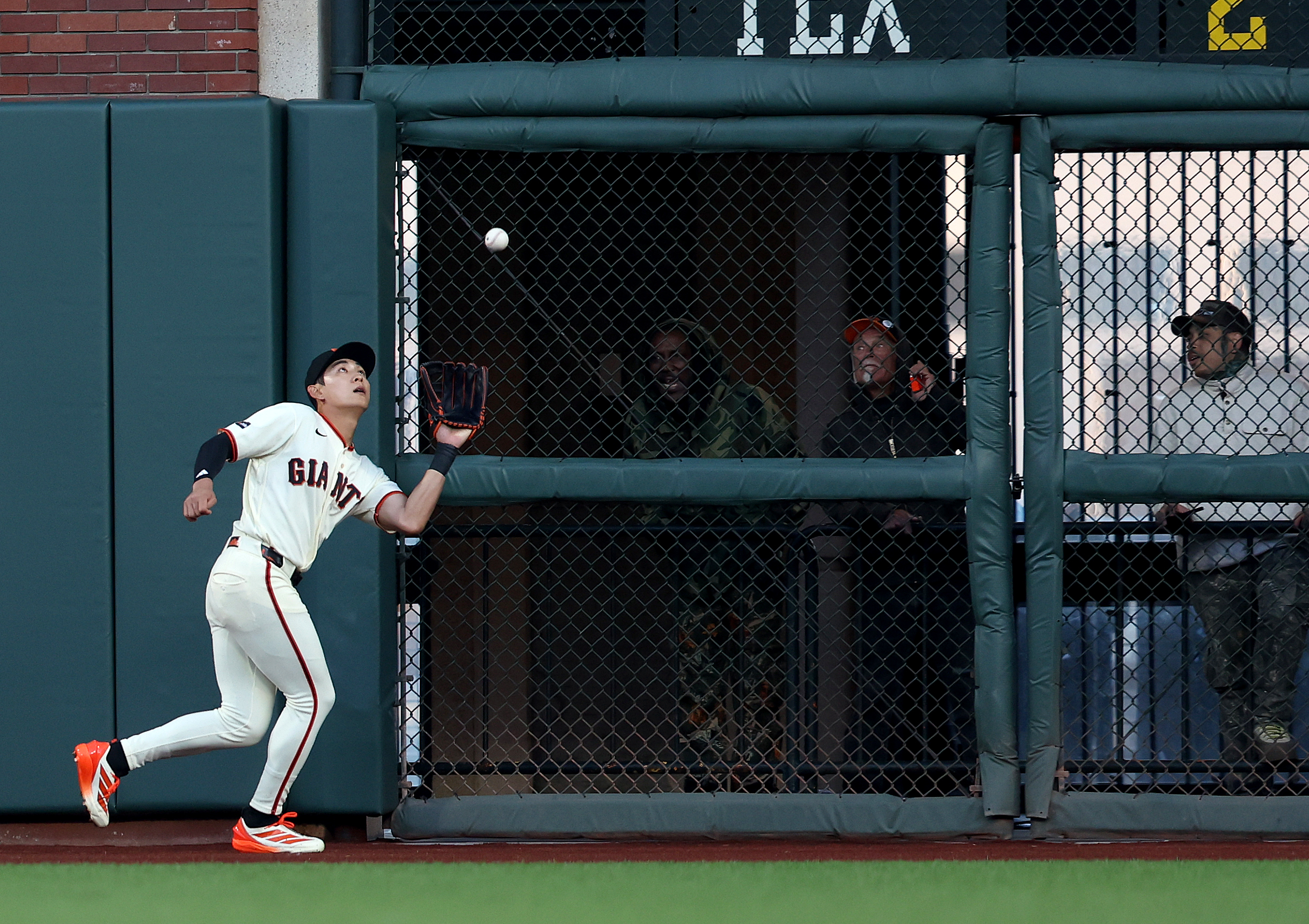 San Francisco Giants right fielder Jung Hoo Lee #51 catches...
