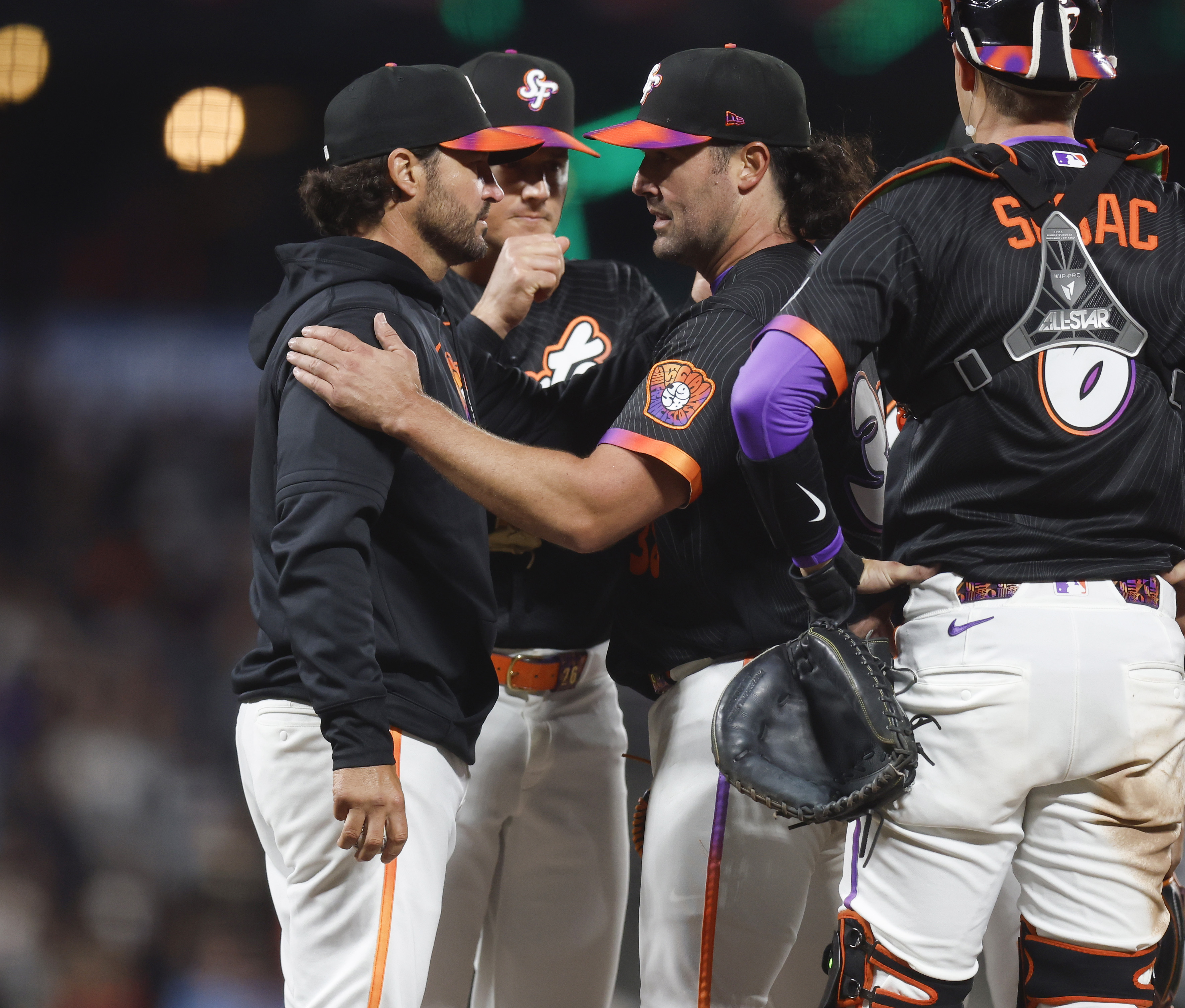 San Francisco Giants manager Tony Vitello pulls San Francisco Giants...