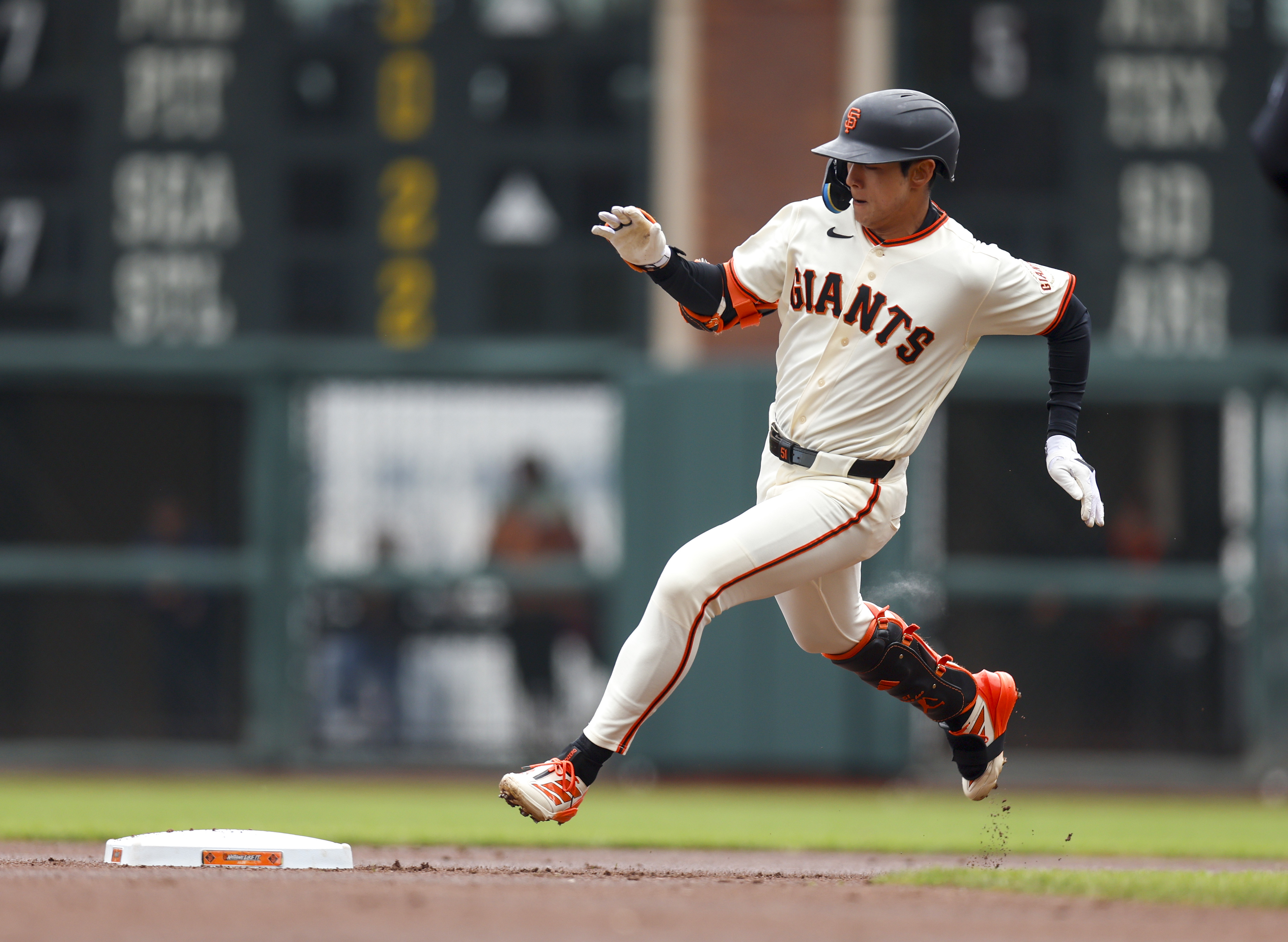 San Francisco Giants’ Jung Hoo Lee (51) rounds second base...