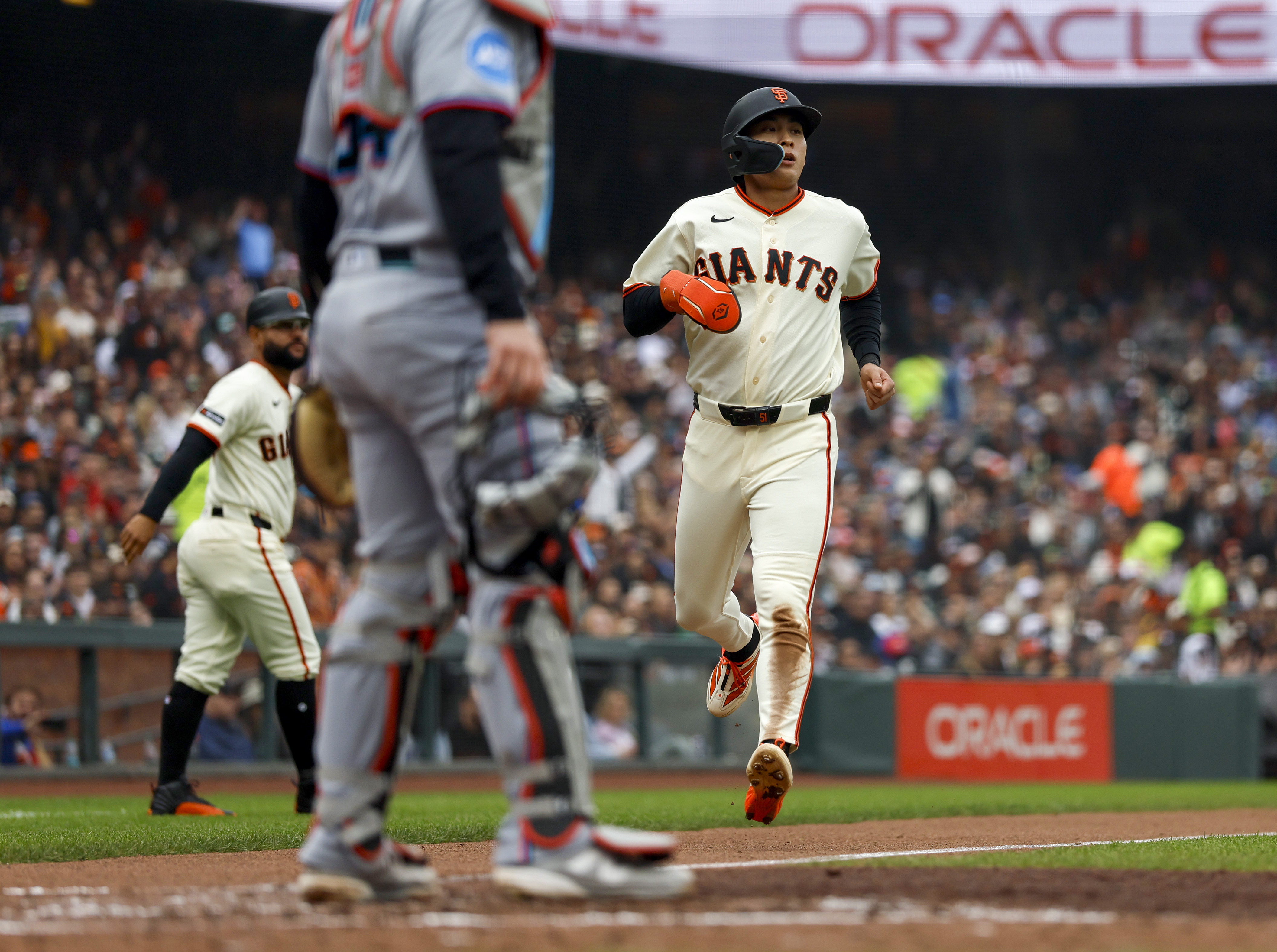 San Francisco Giants’ Jung Hoo Lee (51) scores a run...