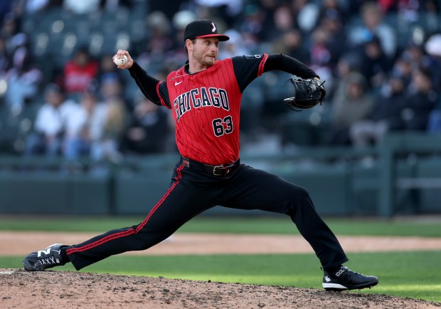 Chicago White Sox relief pitcher Tyler Davis delivers to the Washington Nationals in the eighth inning of a game at Rate Field in Chicago on April 25, 2026. (Chris Sweda/Chicago Tribune)