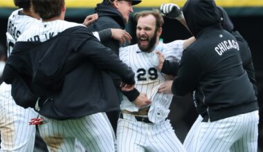 Chicago White Sox beat Toronto Blue Jays 5-4 in home opener
