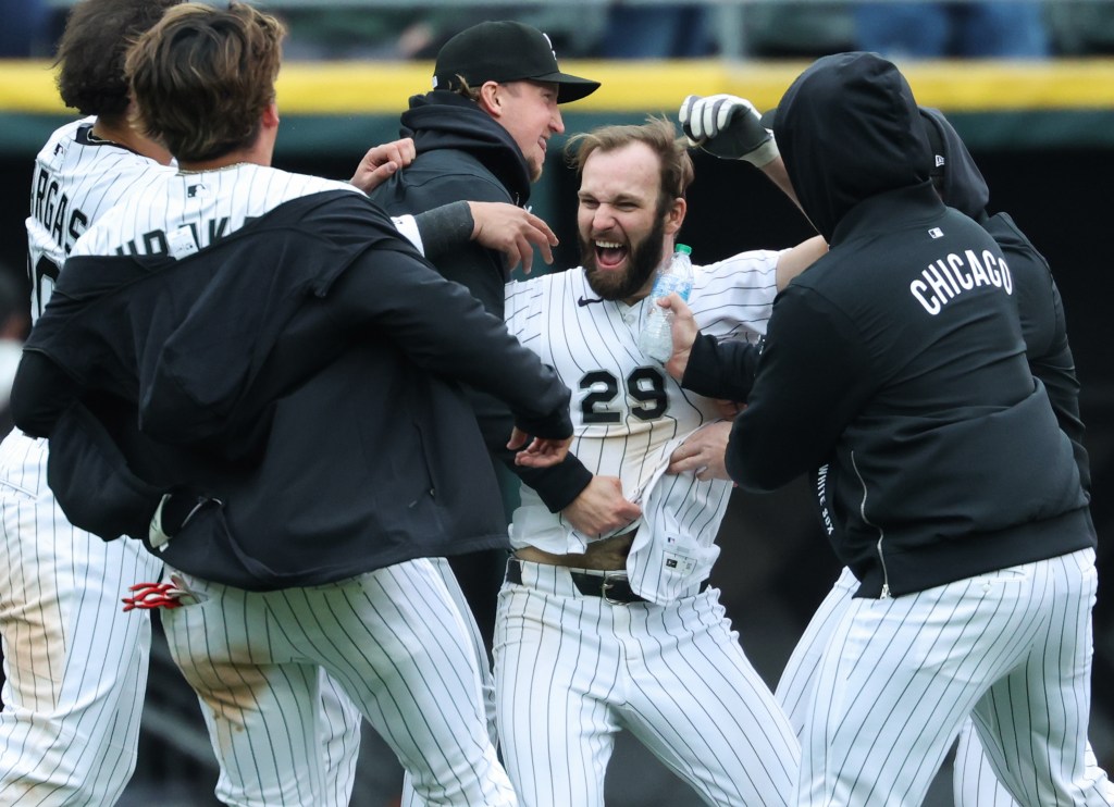 Chicago White Sox beat Toronto Blue Jays 5-4 in home opener
