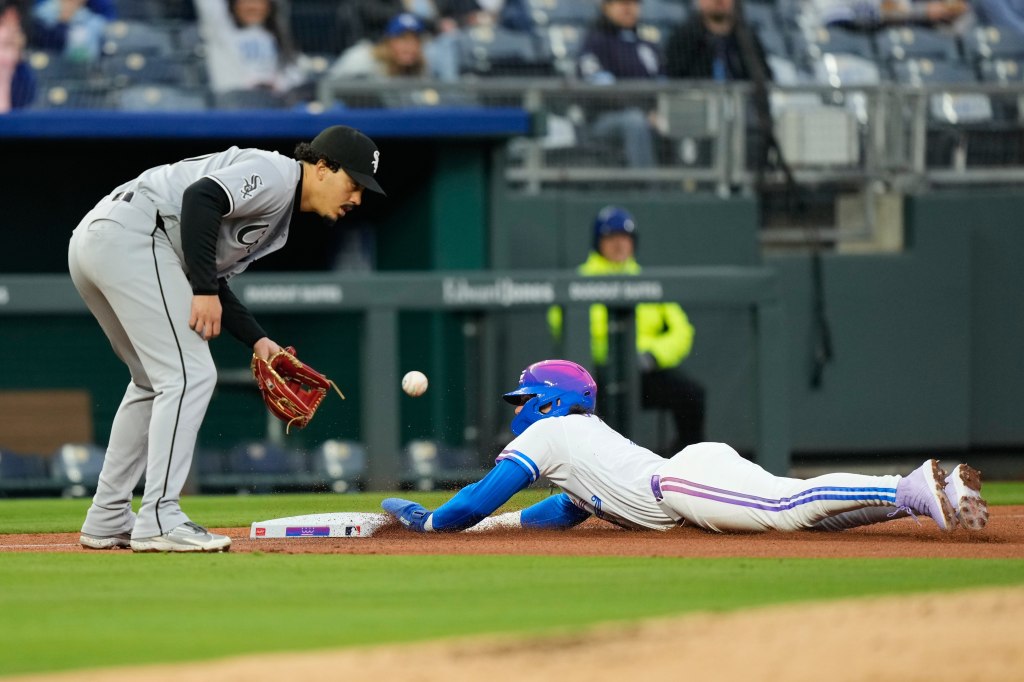 Chicago White Sox held to 2 hits in loss to Kansas City Royals