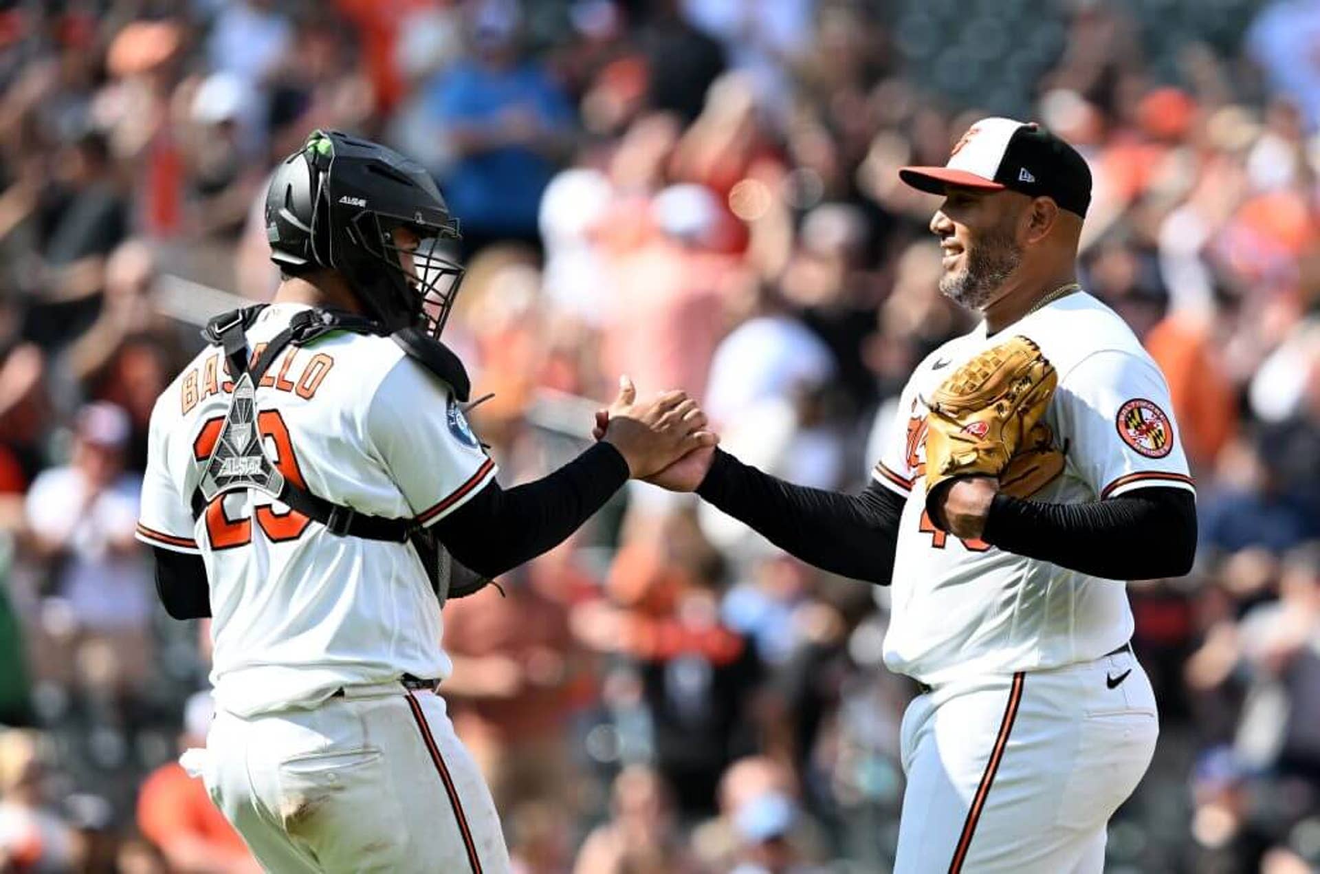 Albert Suárez celebrates with Samuel Basallo.