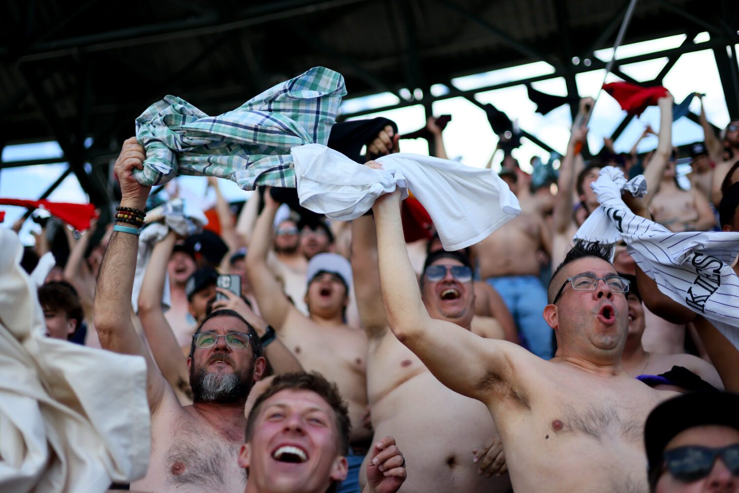 Shirtless Rockies fans go viral as Colorado completes sweep of Astros
