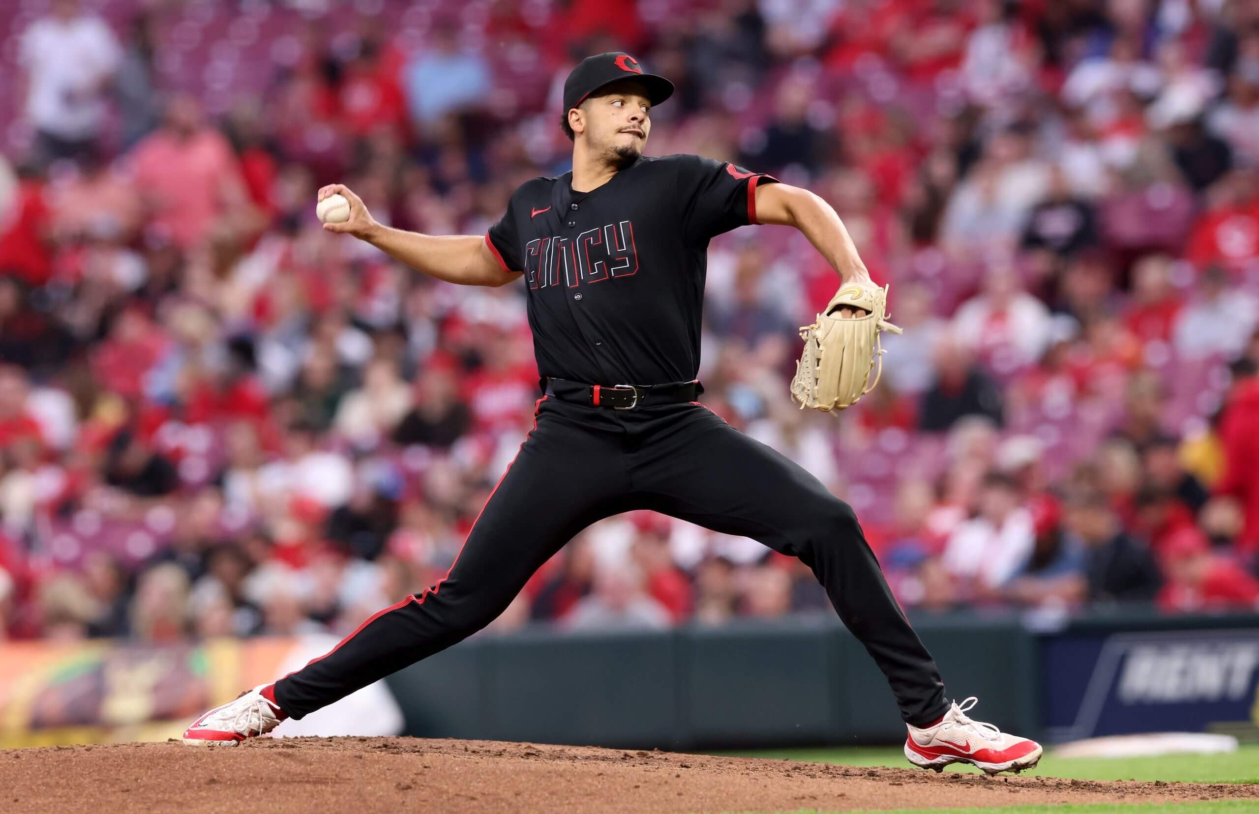 Chase Burns throws a pitch.