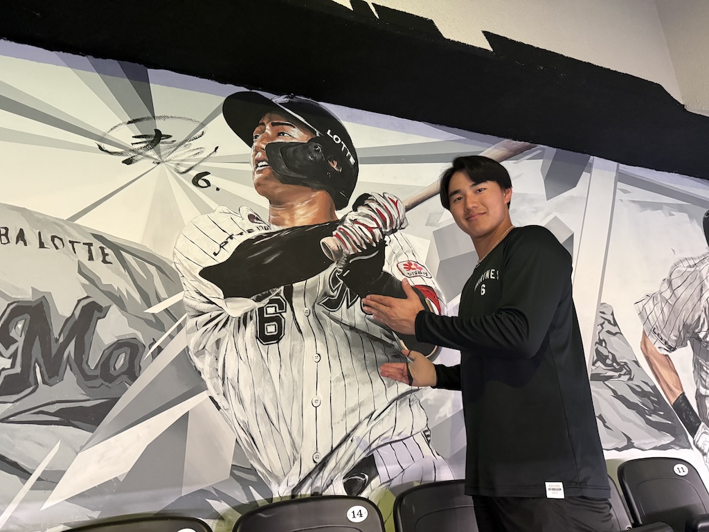 A mural of himself and Lotte